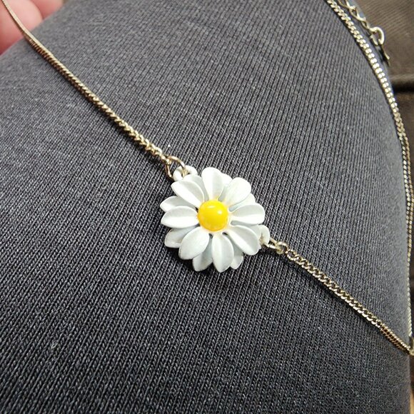 NWT Accessorize Daisy On A Chain Necklace - Picture 5 of 14